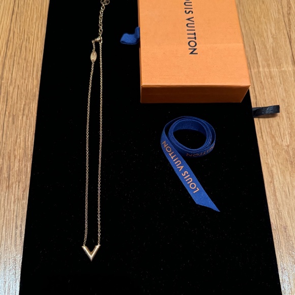 LOUIS VUITTON - Essential V Necklace - Picture 2 of 5